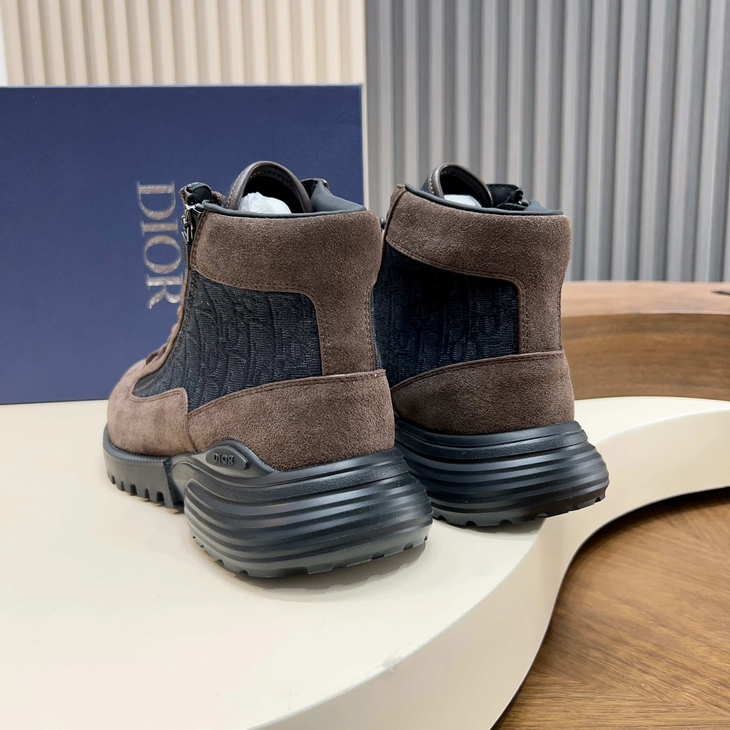 💰860 Dio* - Dior's autumn and winter luxury men's mid-top short boots, purely handmade, both inside and outside are imported first-layer cowhide, high-end quality and exquisite craftsmanship. Original TPU combination outsole. Wear a noble gentleman's taste. The best last type has been carefully debugged. 100% comfort. Size: 38-44 (38-45 can be customized)
